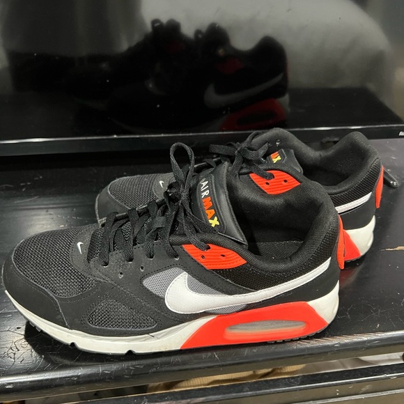 Nike Black and Red Sneakers - Picture 4 of 4